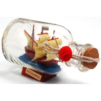 Сувенирен коаб-макет в стъклена бутилка на декоративна дървена поставка
