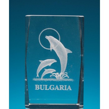 Безцветен стъклен куб с триизмерно гравирани три делфина