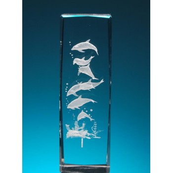 Безцветен стъклен куб с триизмерно гравирани седем делфина