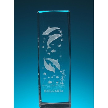Безцветен стъклен куб с триизмерно гравирани четири делфина и малки рибки