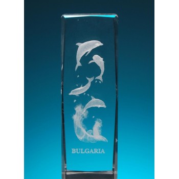 Безцветен стъклен куб с триизмерно гравирани четири делфина