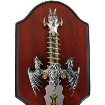 Сувенирен меч с декоративна дръжка, на дървено пано за окачване