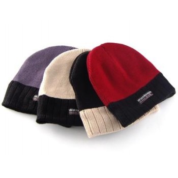 Двуцветна плетена  зимна шапка
