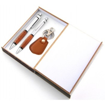 Красив подаръчен комплект от химикал, перомолив и ключодържател в стилна дървена кутия