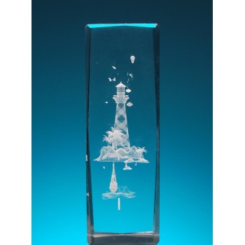 Безцветен стъклен куб с триизмерно гравирани фар с кораб
