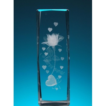 Безцветен стъклен куб с триизмерно гравирана роза със сърца