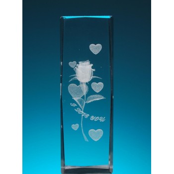 Безцветен стъклен куб с триизмерно гравирана роза със сърца