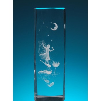 Безцветен стъклен куб с триизмерно гравирана фея