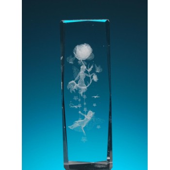 Безцветен стъклен куб с триизмерно гравирани роза и две феи