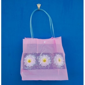 Лятна чанта PVC с декоративн цветя