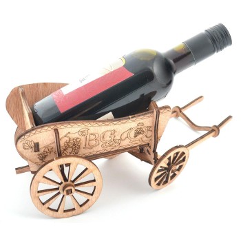 Сувенирна каручка, натоварена с малка бутилка червено вино