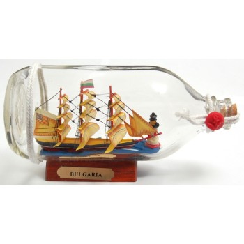 Сувенирен кораб-макет в стъклена бутилка на декоративна дървена поставка