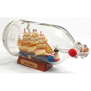 Сувенирен кораб-макет в стъклена бутилка на декоративна дървена поставка