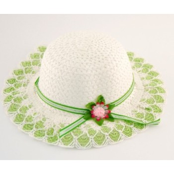 Красива плетена шапка с декоративна панделка и цвете