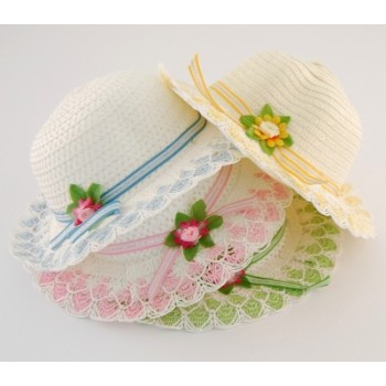 Красива плетена шапка с декоративна панделка и цвете
