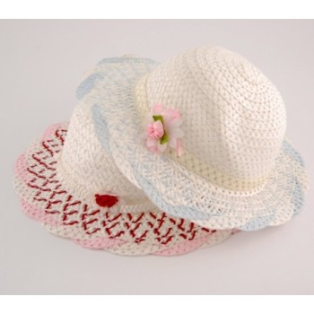Красива плетена лятна шапка с голяма периферия и декоративно цвете