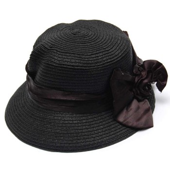 Елегантна плетена шапка, декорирана с панделка от плат