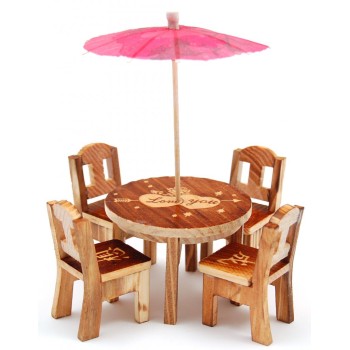 Декоративна масичка с четири стола, изработени от дърво и чадърче