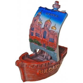 Декоративна фигура - кораб с релефно платно, изобразено на него Катедралата във Варна