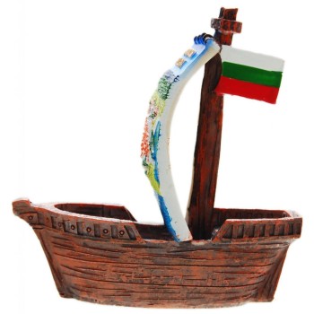 Декоративна фигура - кораб с платно, изобразено на него изглед от Приморско