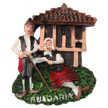 Декоративна магнитна фигурка - къща с мъж и жена в народни носии
