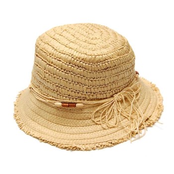 Лятна плетена шапка, декорирана с дървени мъниста