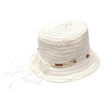Лятна плетена шапка, декорирана с дървени мъниста
