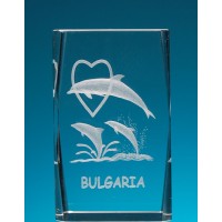 Безцветен стъклен куб с триизмерно гравирани три делфина и сърце