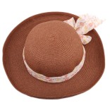 Красива дамска шапка с голяма периферия, декорирана с широка лента на финни цветя 