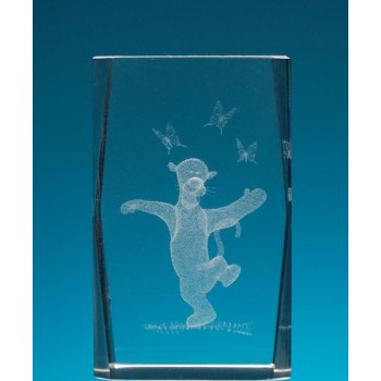 Безцветен стъклен куб с триизмерно гравиран Тигър и паперуди