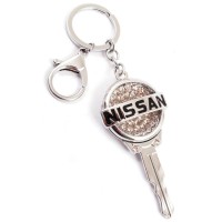 Ключодържател, изработен от метал с емблема на NISSAN, декориран с бели камъни