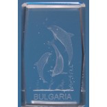 Безцветен стъклен куб с триизмерно гравирани три делфина и надпис България