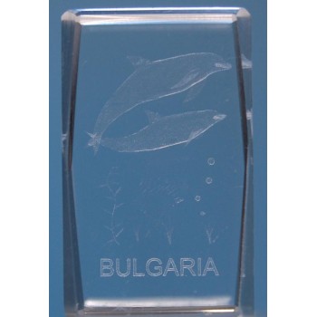 Безцветен стъклен куб с триизмерно гравирани два делфина и надпис България