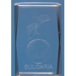 Безцветен стъклен куб с триизмерно гравирани два делфина, планетата Земя и надпис България