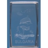 Безцветен стъклен куб с триизмерно гравирани три делфина, малки рибки и надпис България