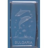 Безцветен стъклен куб с триизмерно гравирани два делфина, малки рибки и надпис България