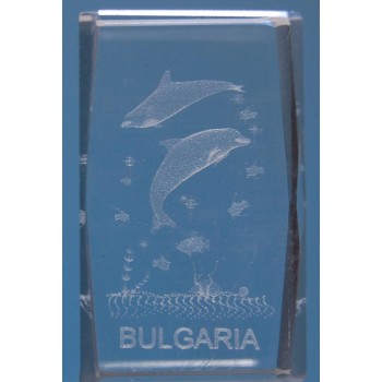 Безцветен стъклен куб с триизмерно гравирани два делфина, малки рибки и надпис България