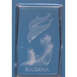 Безцветен стъклен куб с триизмерно гравирани два делфина над големи вълни и надпис България