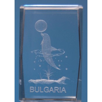 Безцветен стъклен куб с триизмерно гравирани делфин с топка и обръчи, надпис България
