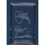 Безцветен стъклен куб с триизмерно гравирани делфина със сърца и надпис България