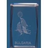 Безцветен стъклен куб с триизмерно гравирани три делфина с топка и надпис България