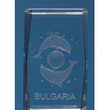 Безцветен стъклен куб с триизмерно гравирани два делфина около планетата Земя и надпис България