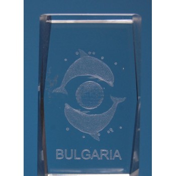 Безцветен стъклен куб с триизмерно гравирани два делфина около планетата Земя и надпис България