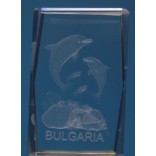 Безцветен стъклен куб с триизмерно гравирани два делфина, две рибки и надпис България