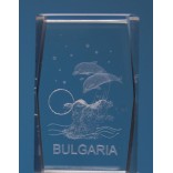 Безцветен стъклен куб с триизмерно гравирани два делфина над вълна и надпис България