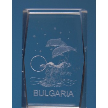 Безцветен стъклен куб с триизмерно гравирани два делфина над вълна и надпис България