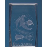 Безцветен стъклен куб с триизмерно гравирани четири делфина и надпис България