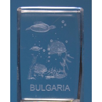 Безцветен стъклен куб с триизмерно гравирани морски обитатели и надпис България