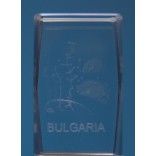 Безцветен стъклен куб с триизмерно гравирани две рибки и надпис България