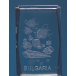 Безцветен стъклен куб с триизмерно гравирано морско дъно и надпис България
